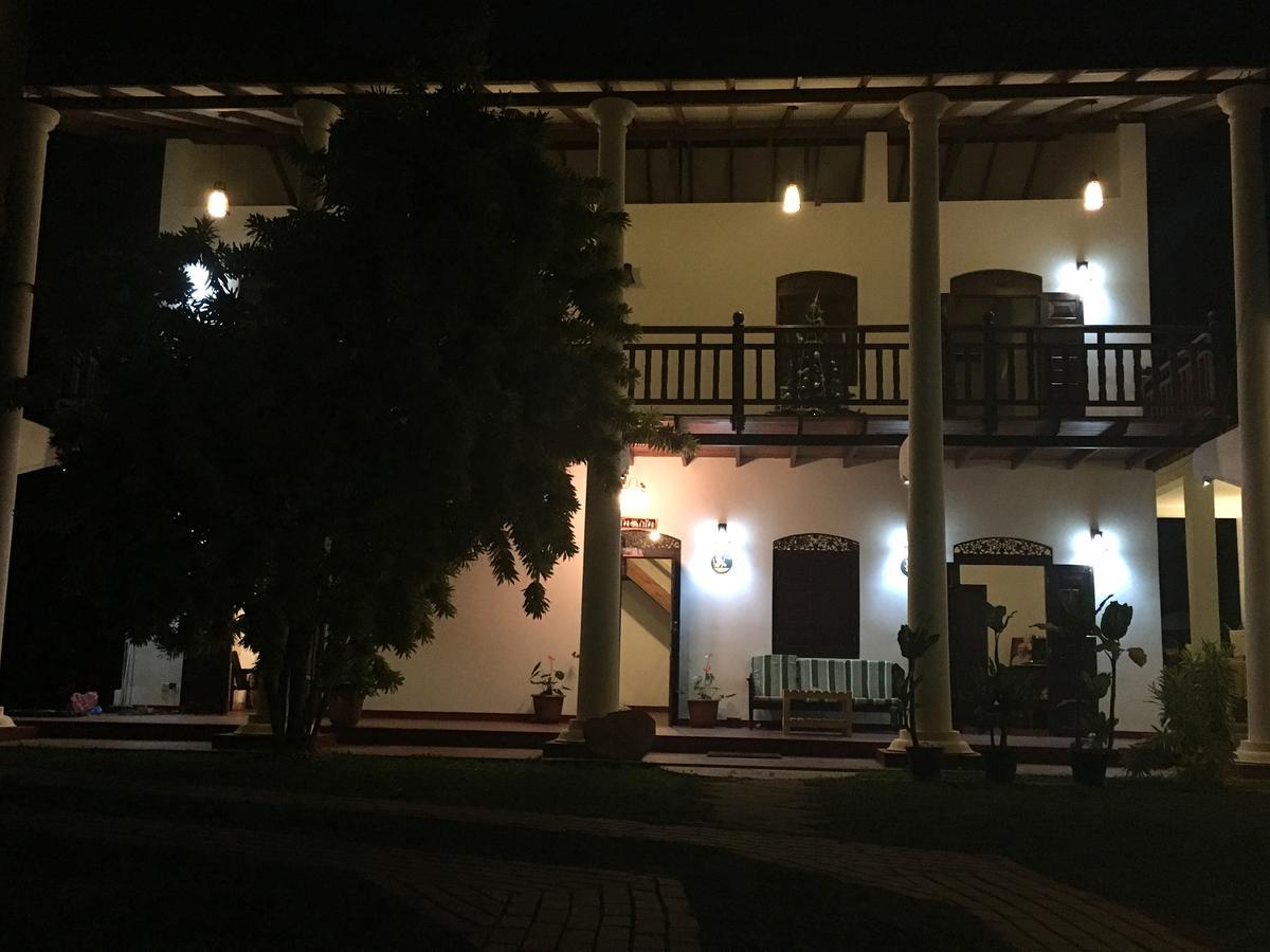 Hotel La Felicita Mirissa Esterno foto
